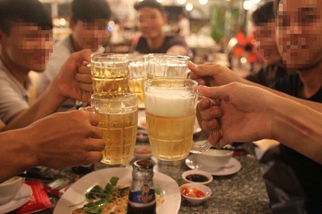  Năm 2018, người Việt Nam tiêu thụ 4,67 tỉ lít bia Ảnh: HOÀNG TRIỀU