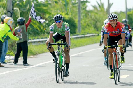 Tay đua trẻ Đặng Văn Bảo Anh (RDCO Vĩnh Long- trái) hạng nhì sau Phước Minh Hòa (Bến Tre) tại sprint 2.