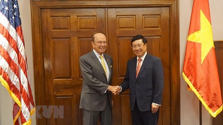 Phó Thủ tướng, Bộ trưởng Ngoại giao Phạm Bình Minh gặp Bộ trưởng Thương mại Wilbur Ross tại trụ sở Bộ Thương mại Hoa Kỳ ở Washington D.C. (Ảnh: Đặng Huyền/TTXVN)