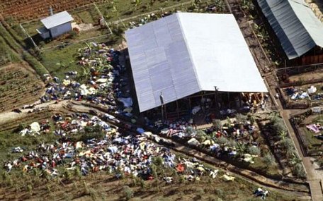 Hiện trường vụ tự tử tập thể kinh hoàng do giáo phái Peoples Temple gây ra. Ảnh: Reuters