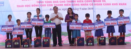 Trao học bổng cho con công nhân vượt khó học giỏi