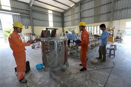 Công nhân Công ty Điện lực Hải Dương (Tổng Công ty Điện lực miền Bắc) khảo sát nhu cầu điện năng một cơ sở sản xuất gốm Chu Đậu. (Ảnh: Ngọc Hà/TTXVN)