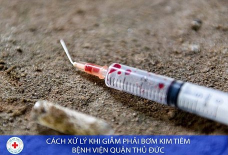  Khi giẫm phải kim tiêm, cần bình tĩnh xử trí trước khi đến cơ sở y tế  Theo các bác sĩ, HIV là virus sống trong tế bào, ở môi trường bên ngoài c