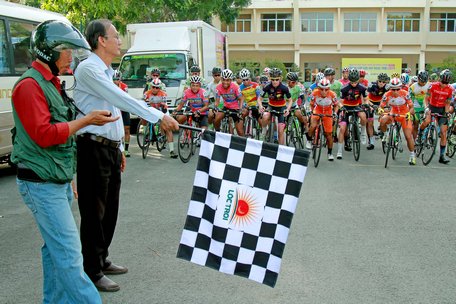  Ông Nguyễn Thanh An- Phó Giám đốc Sở Văn hóa, Thể thao và Du lịch tỉnh Vĩnh Long phất cờ lệnh xuất phát chặng 6.