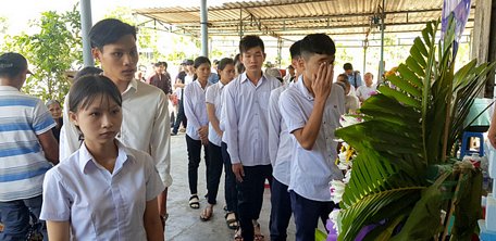 Bạn bè học cùng lớp đến viếng em N.Q.K. chiều 24/5 - Ảnh: DUY THANH