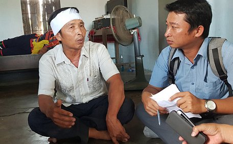 Ông Nguyễn Văn Hồng, cha K., kể lại sự việc với phóng viên - Ảnh: DUY THANH