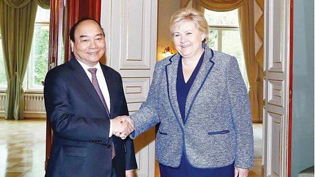  Thủ tướng Na Uy Erna Solberg đón Thủ tướng Nguyễn Xuân Phúc. Ảnh: TTXVN