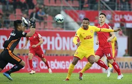  Schmidt (bìa phải) trong màu áo Hải Phòng ở V-League 2019. Ảnh: HẢI ANH