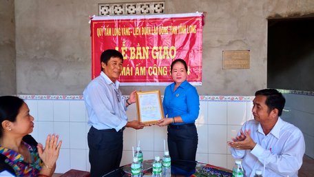 Bà Lê Thị Hồng Đào- Phó Chủ tịch Liên đoàn Lao động tỉnh trao quyết định bàn giao nhà cho anh Thành.