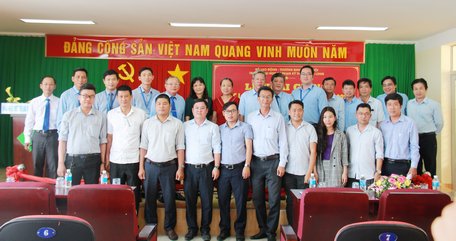 Các học viên chụp ảnh cùng đại biểu trong lễ khai giảng.