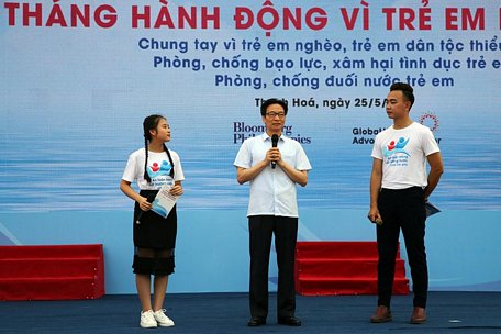  Chúng ta hãy tôn trọng trẻ em, lắng nghe trẻ em nói để biết các cháu muốn gì, được tham gia, bày tỏ ý kiến của mình. Ảnh: VGP/Đình Nam