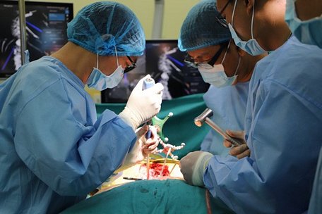  Bệnh nhi bị vẹo cột sống do tư thế ngồi sai được các bác sĩ BV ĐKQT Nam Sài Gòn phẫu thuật định vị lại
