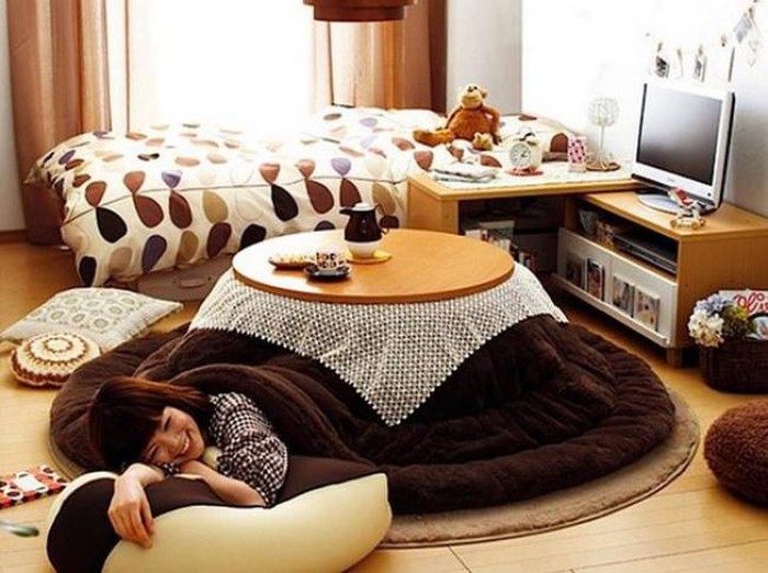 : Những chiếc bàn kotatsu là một phát minh ở Nhật Bản vào thế kỷ 14 với một tấm chăn phủ bên trên và hệ thống sưởi ở dưới. Còn gì ấm áp hơn khi những ngày mùa đông được ngồi bên chiếc bàn độc đáo này.