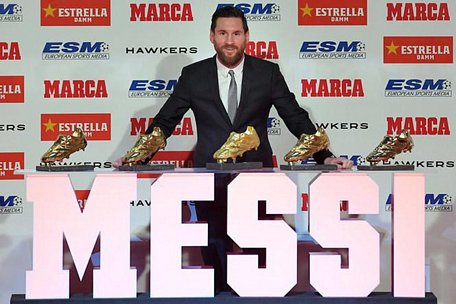  Messi bên 5 Chiếc giầy Vàng đã giành được. Ảnh: Eurosport