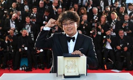 Đạo diễn Bong Joon Ho nhận giải thưởng Cành Cọ Vàng. (Nguồn: AFP/Getty Images)