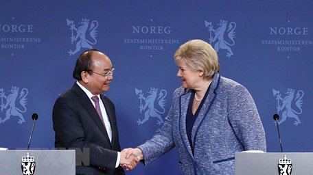 Thủ tướng Nguyễn Xuân Phúc và Thủ tướng Na Uy Erna Solberg họp báo sau hội đàm. (Ảnh: Thống Nhất/TTXVN)