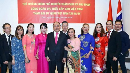 Thủ tướng Nguyễn Xuân Phúc, Phu nhân và cộng đồng người Việt Nam tại Vương quốc Na Uy. (Ảnh: Thống Nhất/TTXVN)