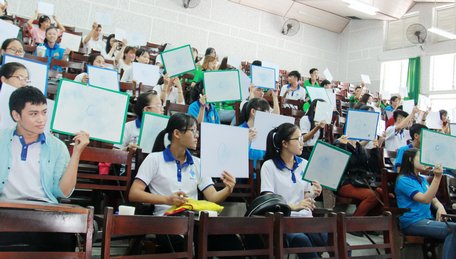 Các sinh viên tham gia phần thi “Rung chuông vàng”, tìm hiểu kiến thức về vùng đất, con người Vĩnh Long.