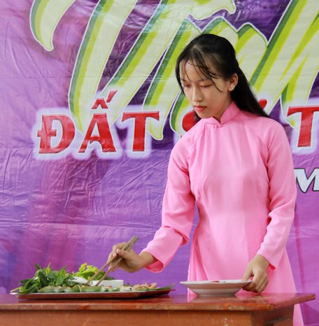 Phần thi giới thiệu đặc sản của Chi hội sinh viên Vũng Liêm- món bún nem nướng.