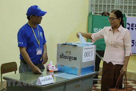 Một nữ cử tri bỏ phiếu bầu tại Phòng phiếu số 13 ở thủ đô Phnom Penh. (Nguồn: Nhóm P/v CQTT TTXVN tại Campuchia)