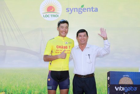 BTC trao thưởng giải áo vàng.