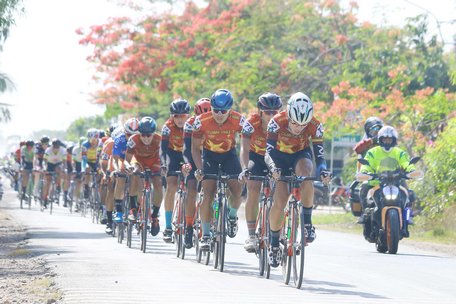 Các tay đua qua đoạn khá đẹp với hàng phượng dọc 2 bên đường.