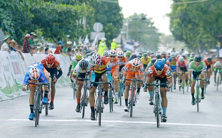Các tay đua về đích tại chặng 8.