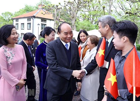 Thủ tướng Nguyễn Xuân Phúc gặp và nói chuyện với cán bộ, nhân viên Đại sứ quán và đại diện cộng đồng người Việt Nam tại Thụy Điển. (Ảnh: Thống Nhất/TTXVN)