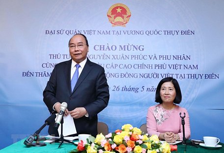 Thủ tướng Nguyễn Xuân Phúc nói chuyện với cán bộ, nhân viên Đại sứ quán và cộng đồng người Việt Nam tại Thụy Điển. (Ảnh: Thống Nhất/TTXVN)