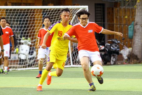 Pha tranh bóng tong trận chung kết giữa Đài PTTH Sóc Trăng (áo vàng) thắng Đài PTTH Vĩnh Long 1-0.