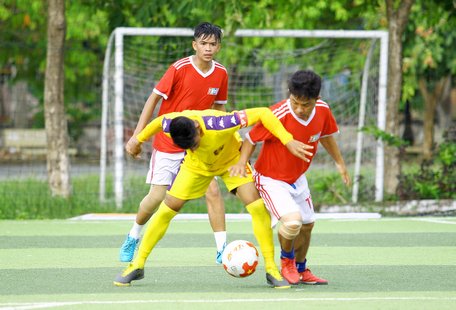 Pha tranh bóng tong trận chung kết giữa Đài PTTH Sóc Trăng (áo vàng) thắng Đài PTTH Vĩnh Long 1-0.