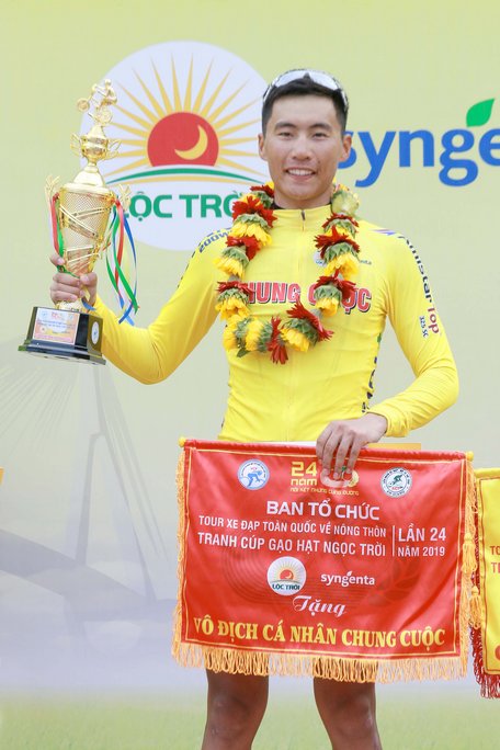 Tay đua Bilguunjargal Endenrbat (Bonne Chance Asia Cycle Academy- Nhật Bản) nhận danh hiệu áo vàng chung cuộc.