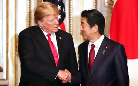  Ông Trump bắt tay ông Abe. Ảnh: Getty.