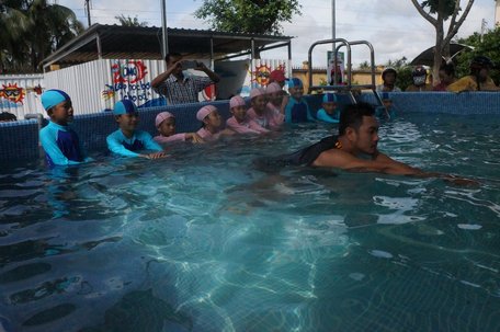 Ba mẹ cần trang bị kỹ năng bơi, phòng chống đuối nước cho con trẻ.