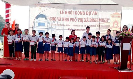 Đại diện chủ đầu tư và đơn vị thi công tặng tiền và quà cho học sinh hiếu học có hoàn cảnh khó khăn tại lễ khởi công.