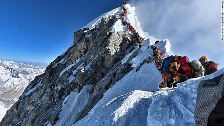 Bức ảnh kinh điển thể hiện tình trạng quá tải và kẹt người trên đỉnh Everest - Ảnh: CNN