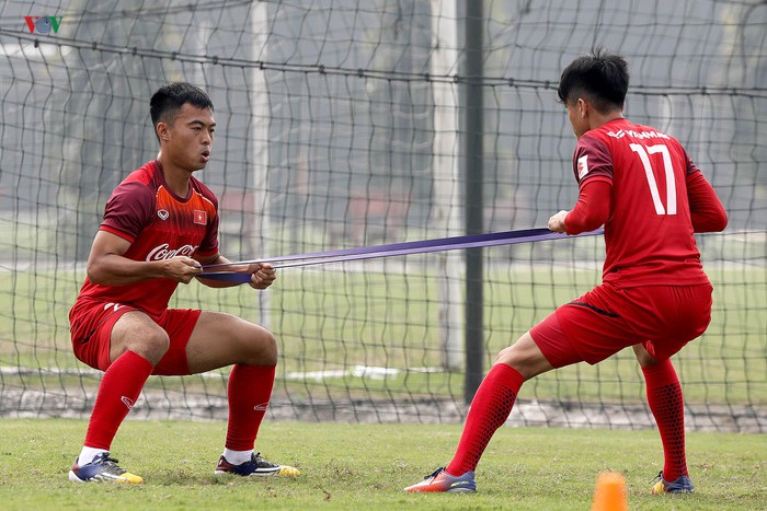 Hậu vệ phải Đỗ Thanh Thịnh (bên trái)