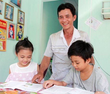 Vợ chồng anh Hùng yên tâm hơn, cố gắng làm việc cho con đi học.