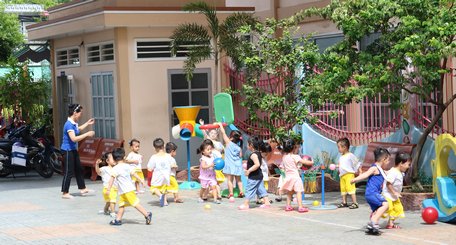 Trẻ em cần được phát triển trong môi trường đảm bảo cả về thể chất và trí tuệ.