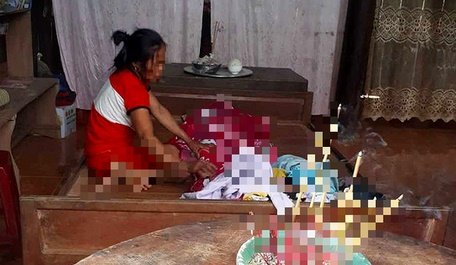 Một trong ba nữ sinh đã được gia đình đưa về lo hậu sự sáng nay - Ảnh: T.L.