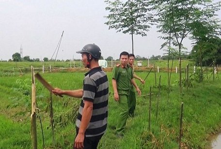 Hùng thực nghiệm hiện trường dùng dao chặt phá hàng trăm cây xoan của hàng xóm sau khi đi uống rượu về