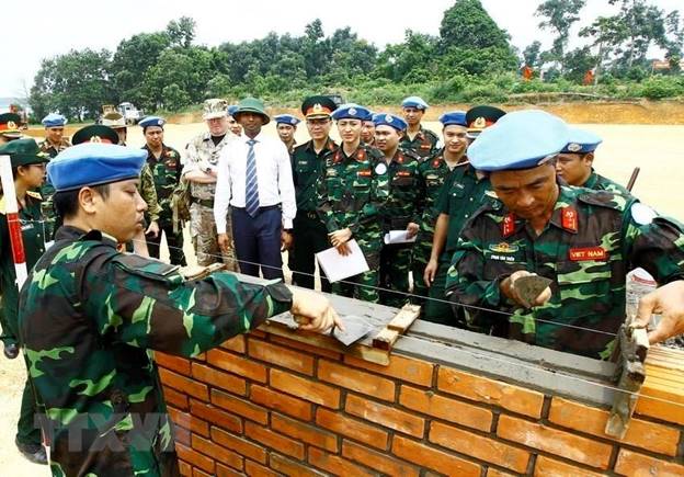  Đoàn đánh giá chất lượng và tư vấn (AAV) của Liên hợp quốc tham quan buổi trình diễn nội dung xây dựng nhà cao tầng của đơn vị Công binh tham gia hoạt động gìn giữ hòa bình của Liên hợp quốc, ngày 27/6/2017, tại Lữ đoàn 249, Bộ Tư lệnh Công binh. (Ảnh: An Đăng/TTXVN)