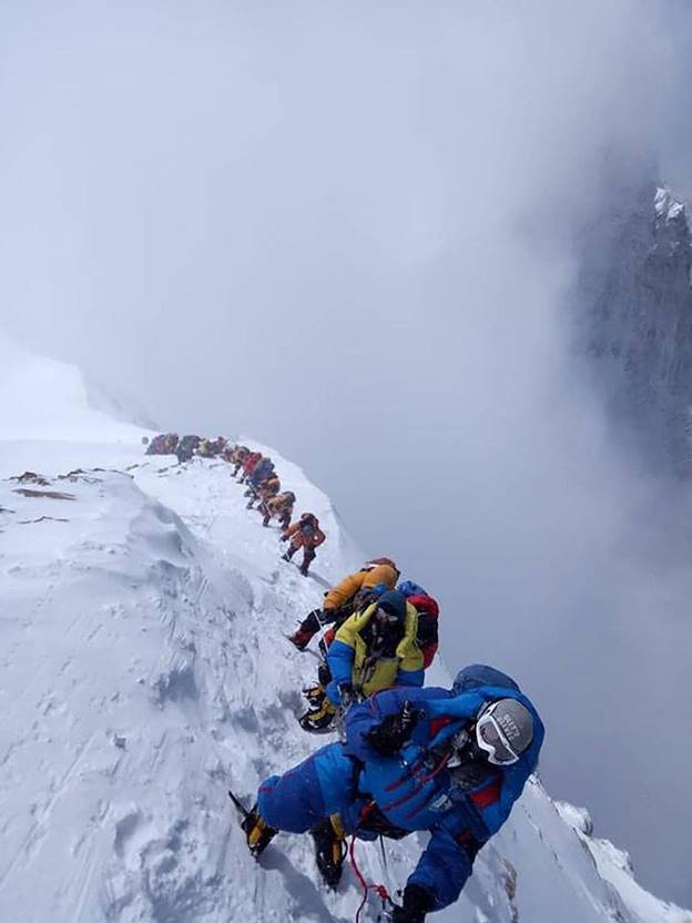 Đám đông khiến những người leo núi mắc kẹt hàng giờ trên "khu vực tử thần" của Everest - nơi mà lượng oxy rất hạn chế và cơ thể con người khó thích nghi với khí hậu khắc nghiệt như vậy.