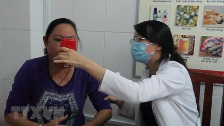 Người nghiện thuốc lá được thử nồng độ CO trước khi điều trị cai nghiện tại Bệnh viện Quận 11 Thành phố Hồ Chí Minh. (Ảnh: Đinh Hằng/TTXVN)