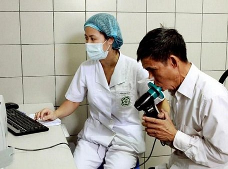 Điều trị cho bệnh nhân mắc bệnh phổi tắc nghẽn mạn tính. (Ảnh: Dương Ngọc/TTXVN)