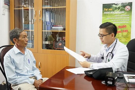 Bác sỹ tư vấn cho người nghiện thuốc lá tại Bệnh viện Nhân dân Gia Định Thành phố Hồ Chí Minh. (Ảnh: Đinh Hằng/TTXVN)