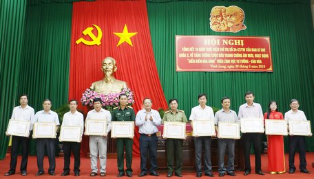 Trưởng Ban Tuyên giáo Tỉnh ủy- Nguyễn Bách Khoa trao bằng khen cho các tập thể xuất sắc.