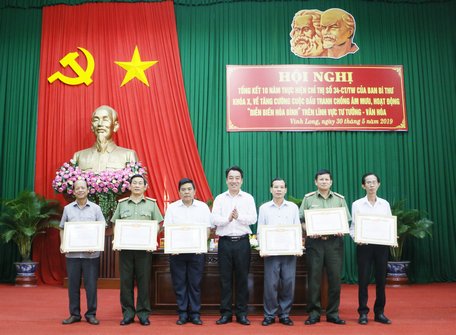 Ông Lữ Quang Ngời- Ủy viên Thường vụ Tỉnh ủy, Phó Chủ tịch UBND tỉnh Vĩnh Long trao bằng khen cho 6 cá nhân xuất sắc.
