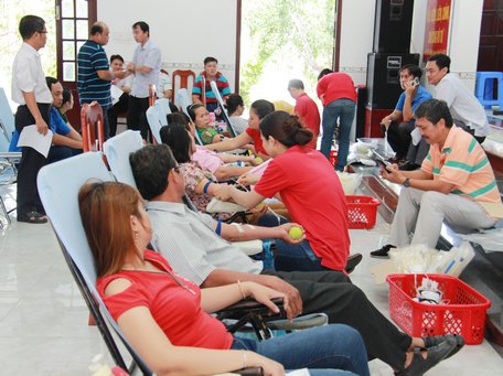 Cán bộ, công chức, viên chức và người dân TP Vĩnh Long tham gia hiến máu.