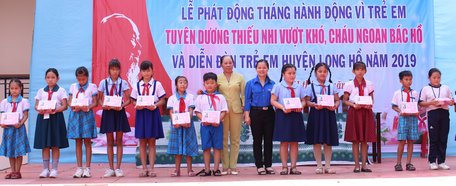 Tuyên dương thiếu nhi vượt khó- cháu ngoan Bác Hồ